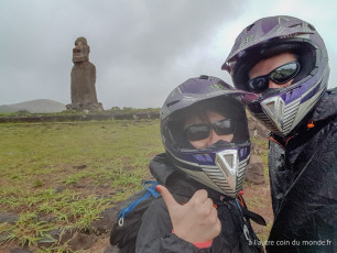 Un moai sous la pluie