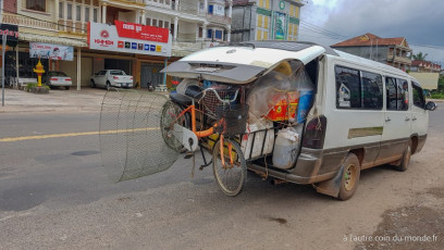 Ce n'est pas un cas isolé, tous les vans au Cambodge sont remplis comme ça !