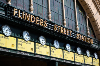 Flinders street station - les célèbres horloges indiquant l'heure des prochains trains
