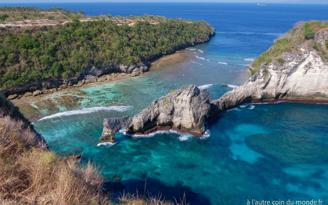 Nusa Penida : une plage déserte et atuh beach au Sud-Est