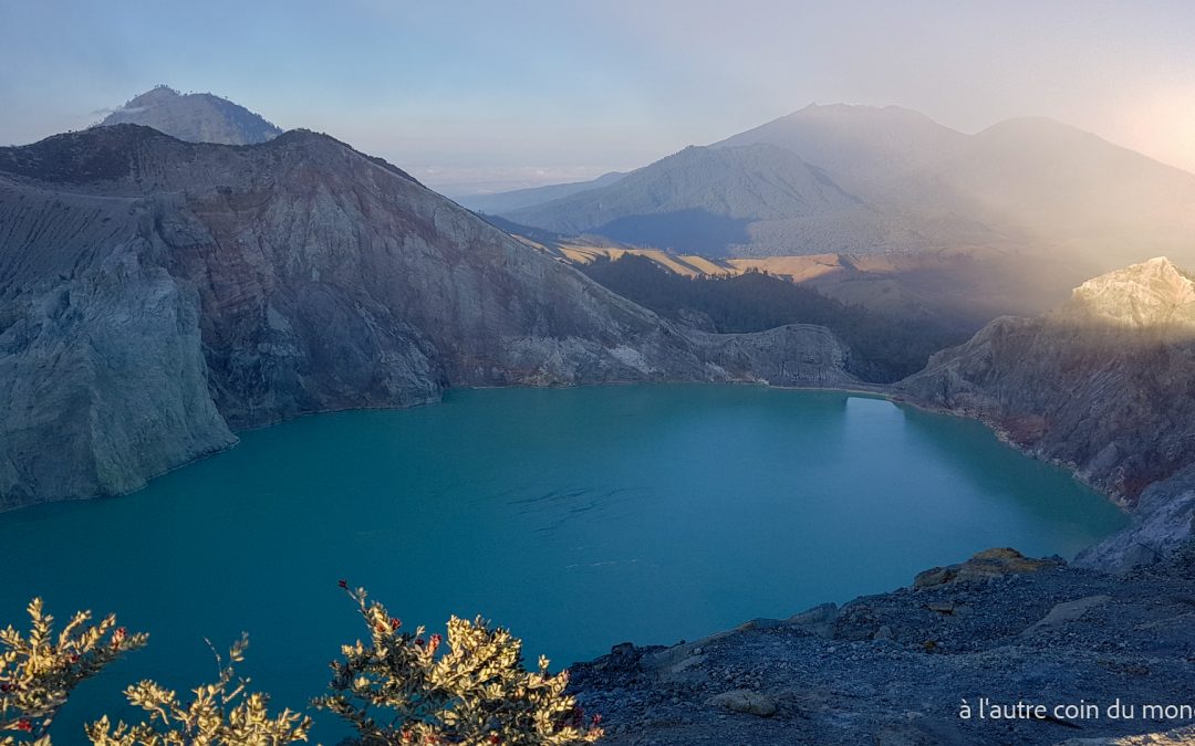 Lever de soleil sur le mont Ijen